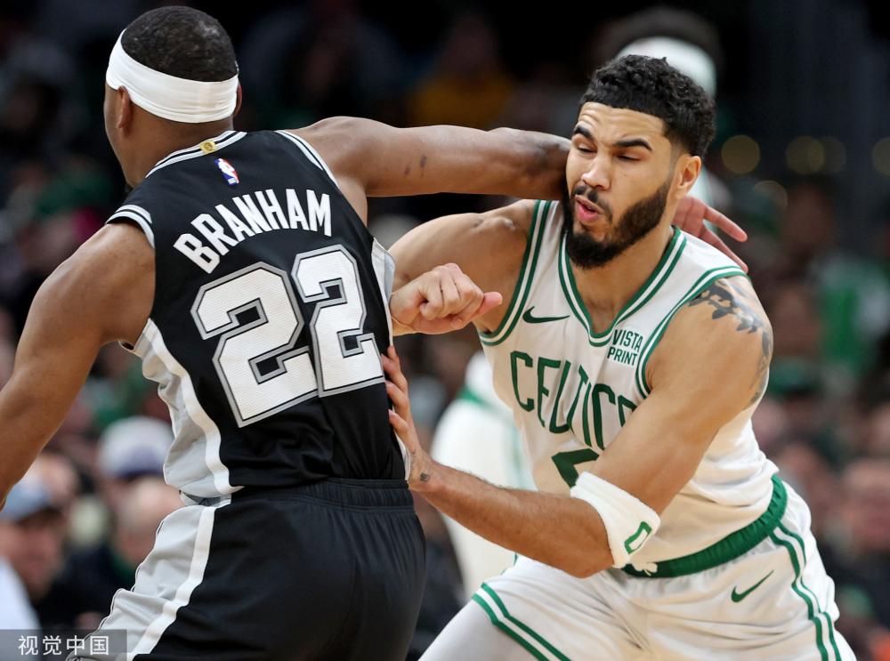 禁区内倒地 禁区内倒地