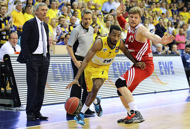 面对深圳队 面对深圳队